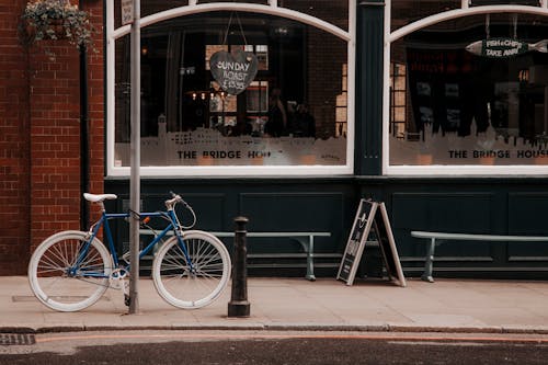 Foto d'estoc gratuïta de bici, cafeteria, carrer