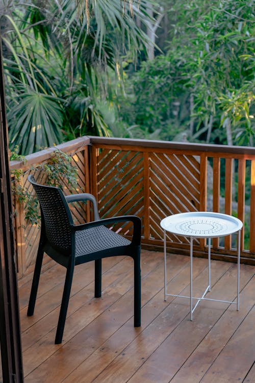 bahçe mobilyası, balkon, balkonlar içeren Ücretsiz stok fotoğraf