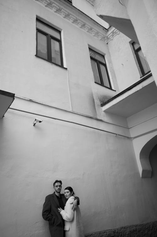 Free A black and white photo of a couple in front of a building Stock Photo