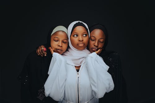 Kostenloses Stock Foto zu augen geschlossen, frauen, hijabs