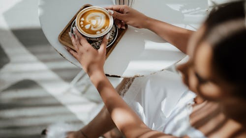 cappuccino, eller, Fincan içeren Ücretsiz stok fotoğraf