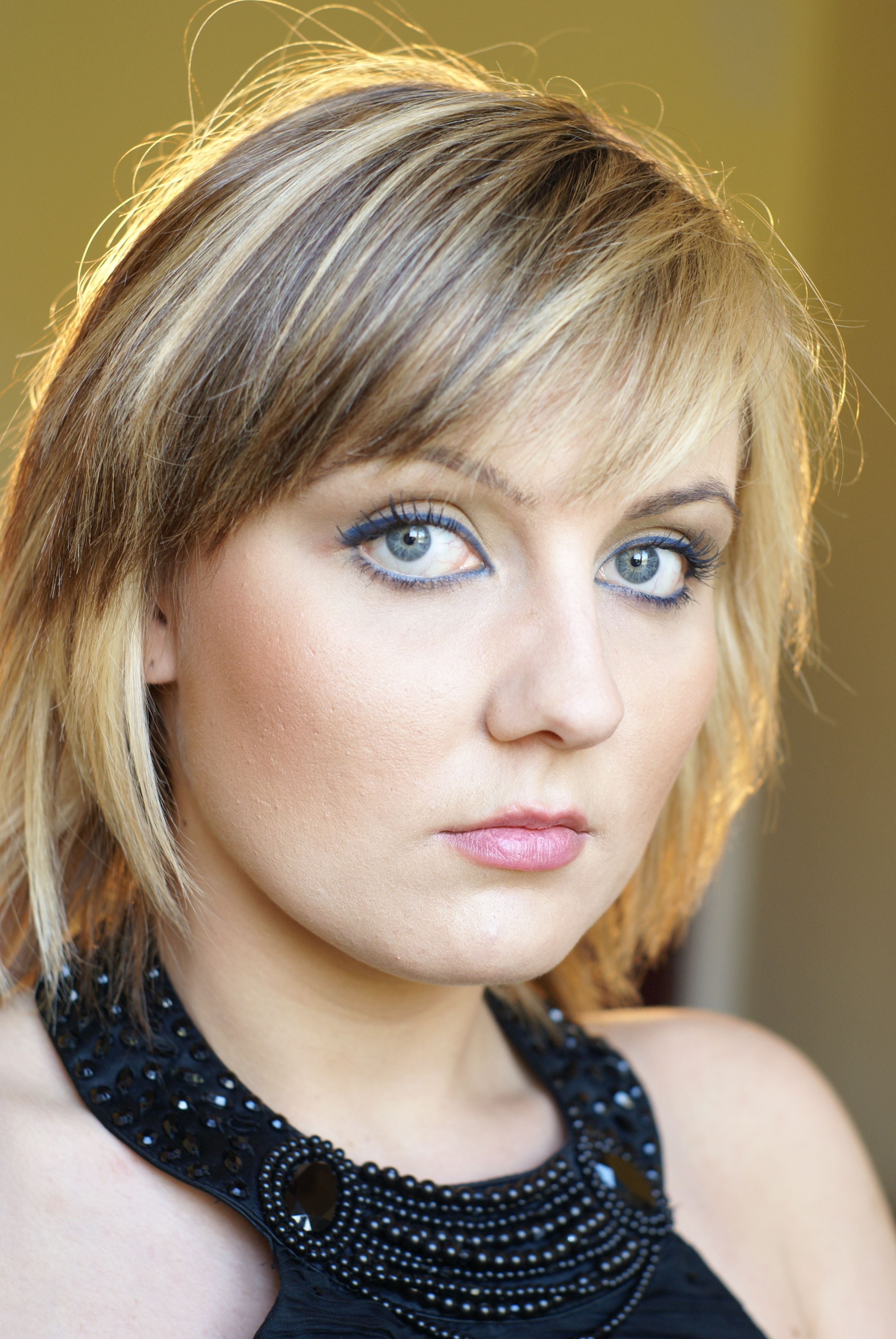 A woman with short hair and blue eyes · Free Stock Photo