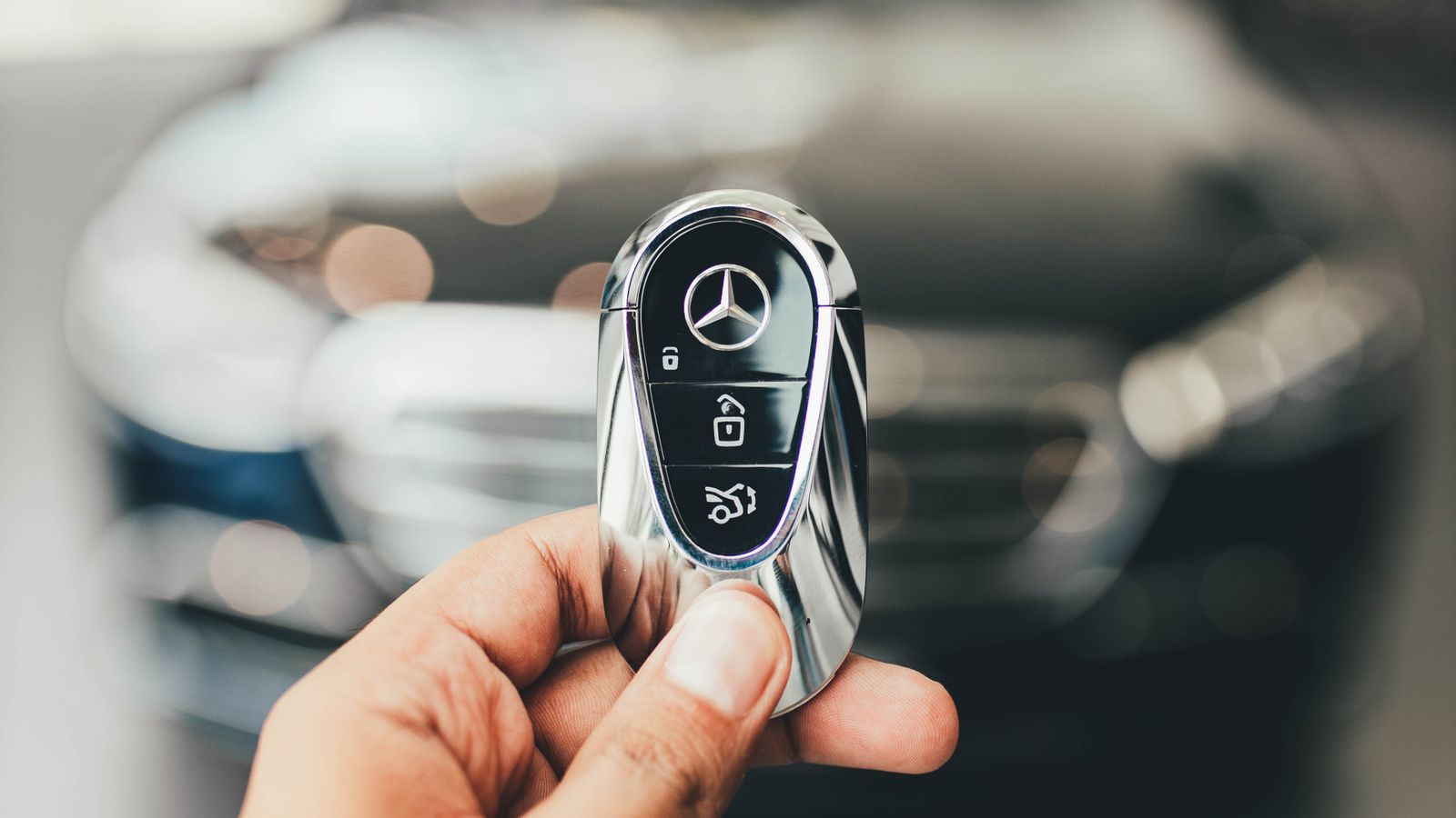 Celulares e chave de carro durante uma negociação de veículo usado