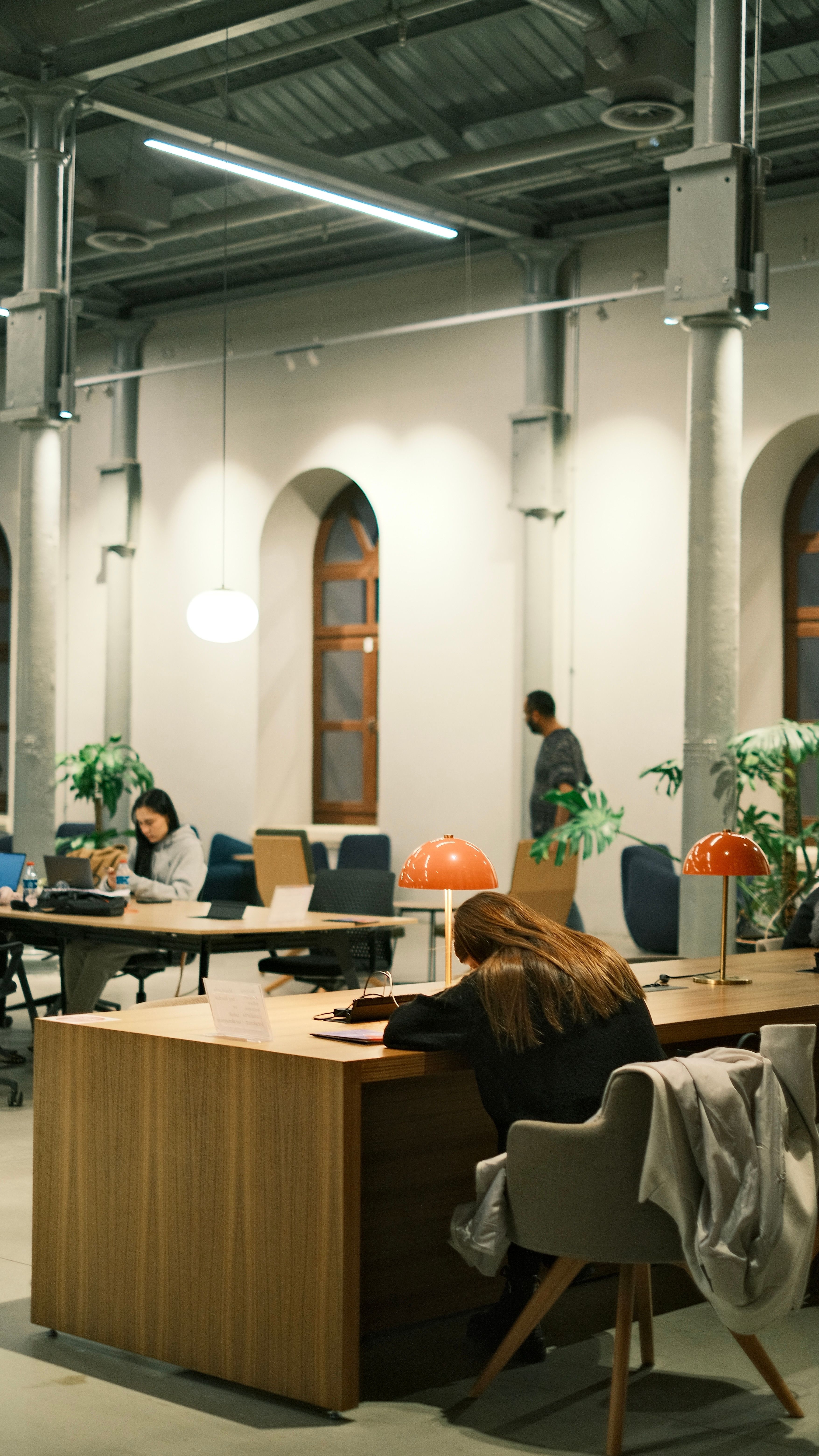 Espace partagé en activité Espace de bureaux partagé où plusieurs personnes travaillent côte à côte