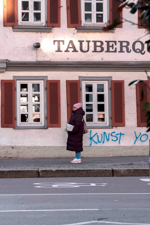 Kostenloses Stock Foto zu bürgersteig, frau, gebäude