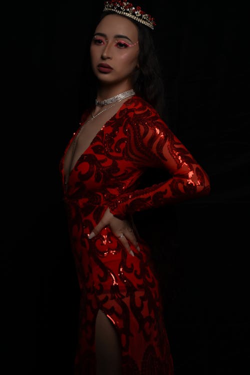 Foto stok gratis background hitam, fotografi mode, gaun merah