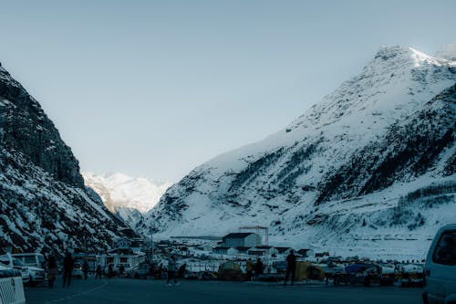 Foto profissional grátis de acampamento, cadeia de montanhas, coberto de neve