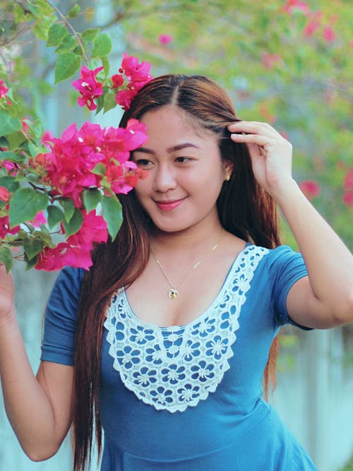 Gratis lagerfoto af asiatisk kvinde, blå kjole, blomster