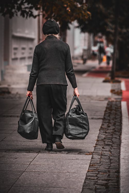 Základová fotografie zdarma na téma černé oblečení, chodník, chodníky