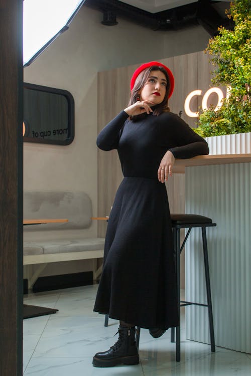 Fotobanka s bezplatnými fotkami na tému červená baret, čierna sukňa, elegancia