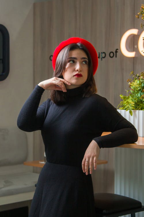 Fotobanka s bezplatnými fotkami na tému červená baret, čierne oblečenie, elegancia