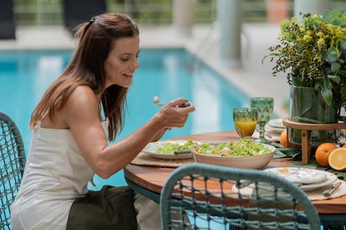 ガーデンテーブル, サラダ, スイミングプールの無料の写真素材