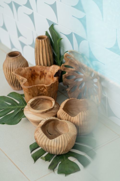 Free Natural wooden vases and bowls with tropical leaves create a rustic and elegant decor piece. Stock Photo