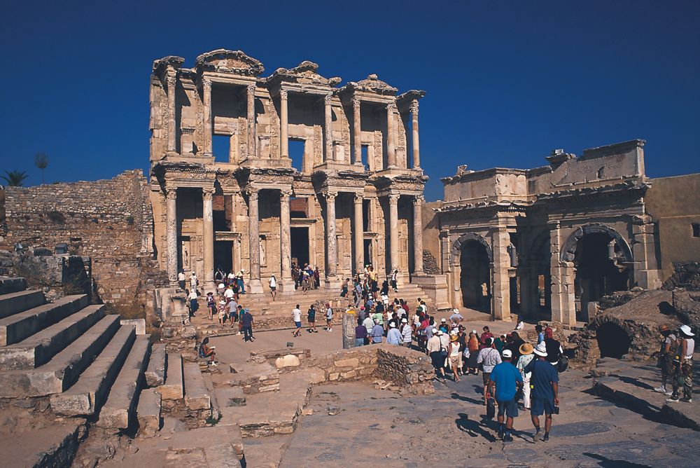 Grupuri de turiști adunați în fața Bibliotecii lui Celsus din Efes