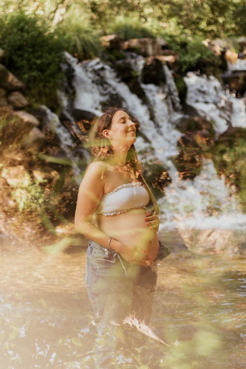 Základová fotografie zdarma na téma bílá hora, brunetka, džíny