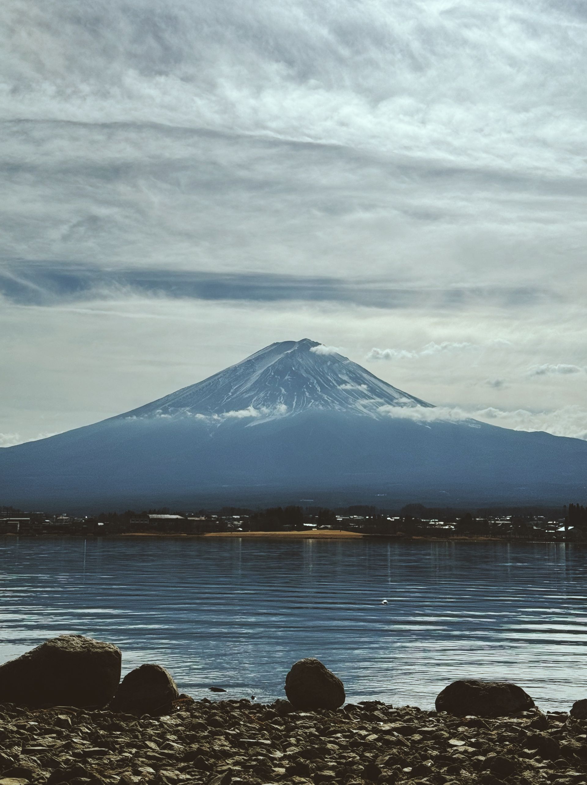 富士山全景与箱根芦之湖背景图
