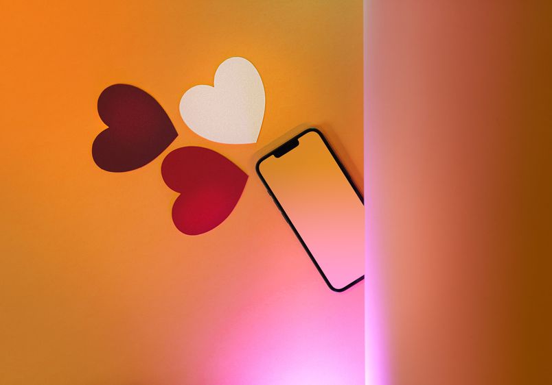 Online dating: starting a conversation on a niche platform