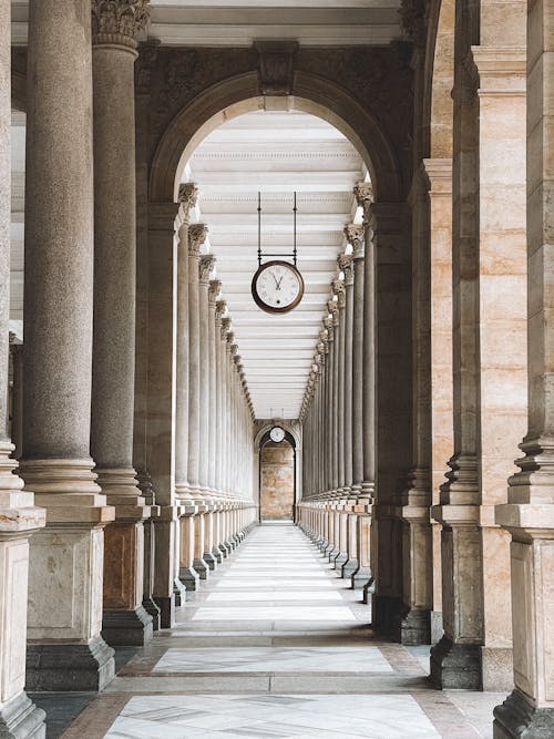 Darmowe zdjęcie z galerii z architektura neoklasyczna, gra zręcznościowa, kolumnada