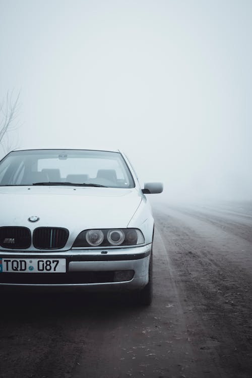 Foto d'estoc gratuïta de blanc, BMW, boira