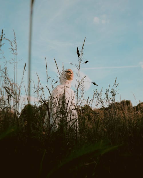 Gratis stockfoto met fotomodel, grasland, hijab