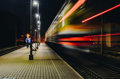 Ücretsiz Tren Rayında Yürüyen Adam Stok Fotoğraflar
