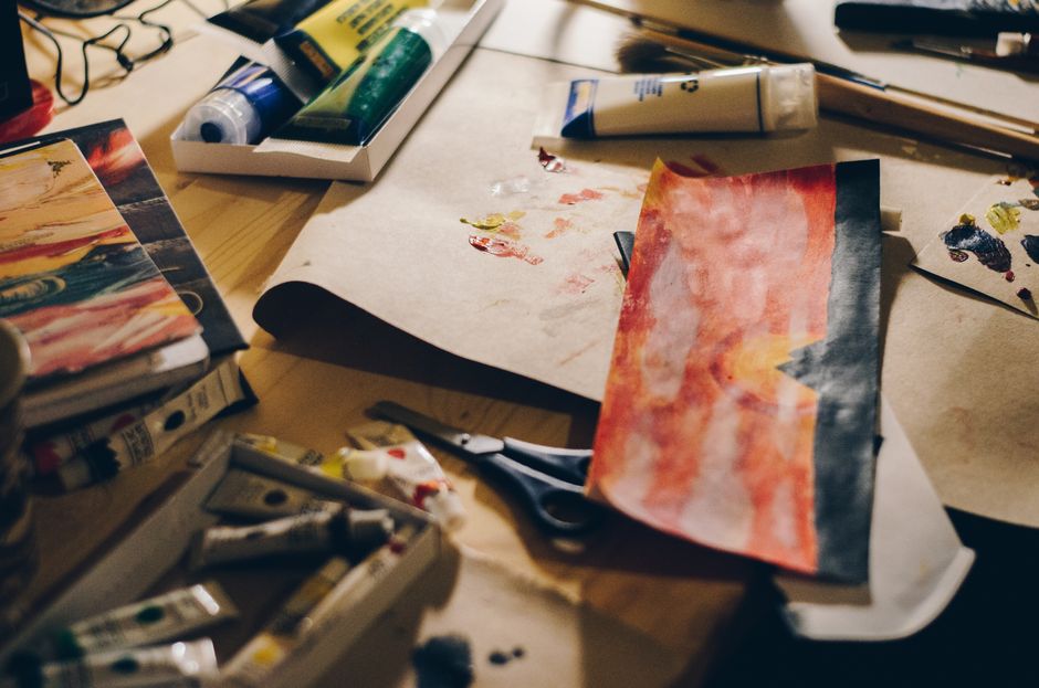 Materiais de artesanato e tintas coloridas organizados para pintura de brinquedos