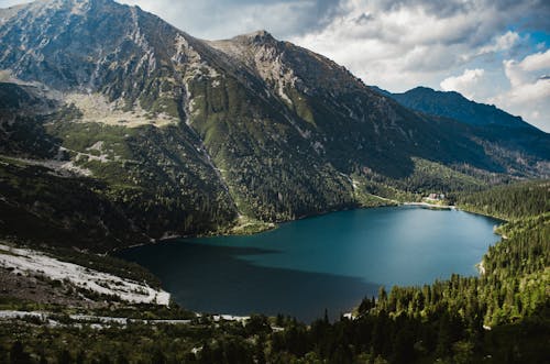 Vista Panorâmica Das Montanhas Sob O Céu Nublado