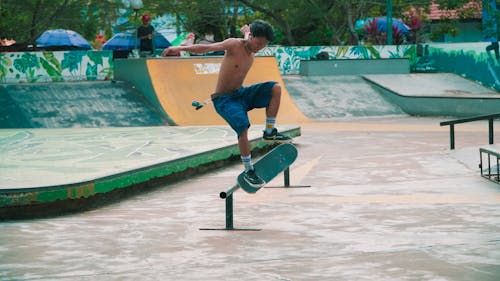 Immagine gratuita di acrobazie, adolescente, fare skateboard