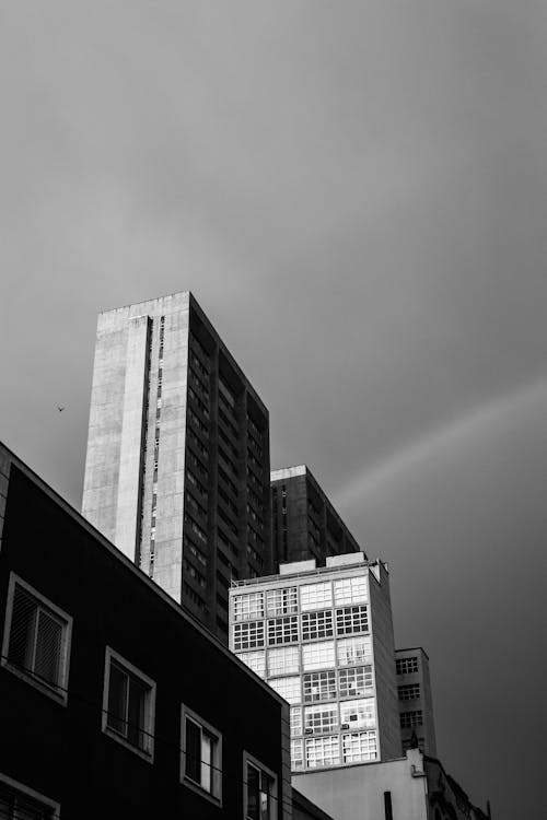 Безкоштовне стокове фото на тему «будівлі, вертикальні постріл, Веселка»