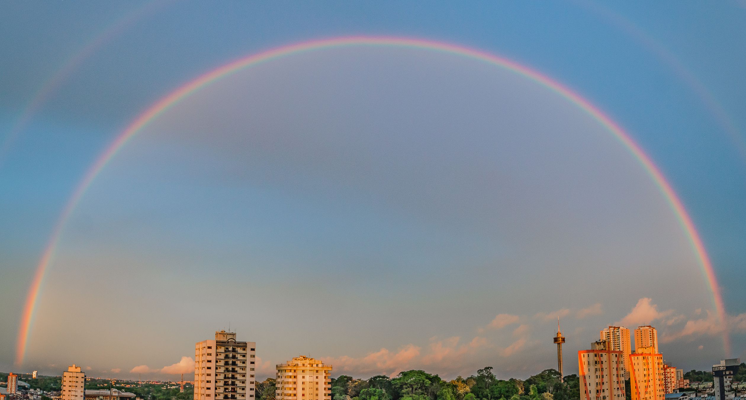 Regenbogen ber Hochh usern Kostenloses Stock Foto regenbogen-ber-hochh-usern-kostenloses-stock-foto