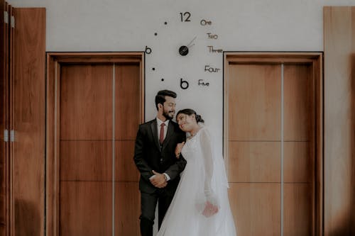 Foto profissional grátis de abraçando, de pé, fotografia de casamento