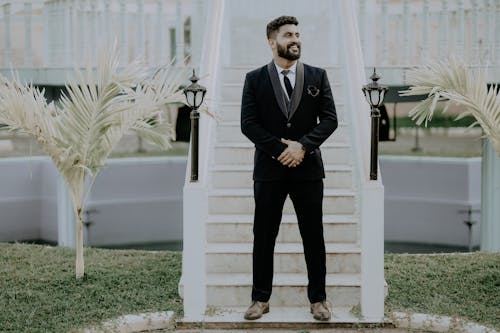 검은 색 양복, 결혼 사진, 계단의 무료 스톡 사진