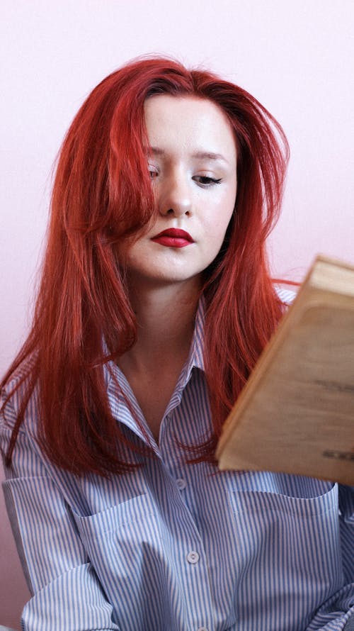 Foto profissional grátis de cabelo tingido, cabelo vermelho, camisa azul