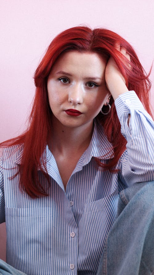 Foto profissional grátis de cabelo tingido, cabelo vermelho, camisa azul