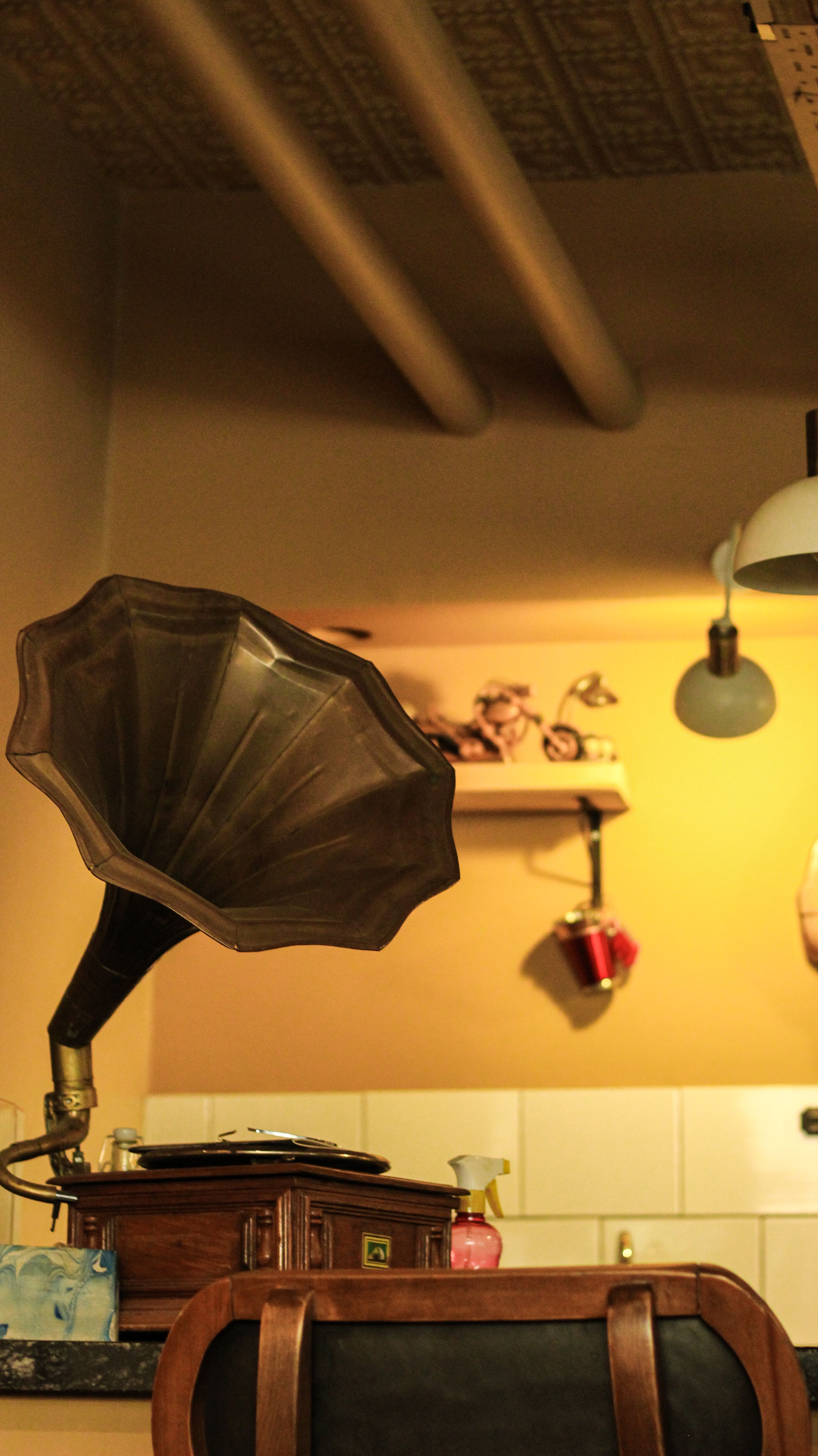Fotomural Una cálida habitación vintage con un gramófono antiguo que añade un toque nostálgico.