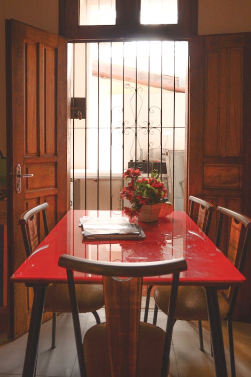 Tavolo Da Pranzo Rosso Con Sedie In Legno Marrone