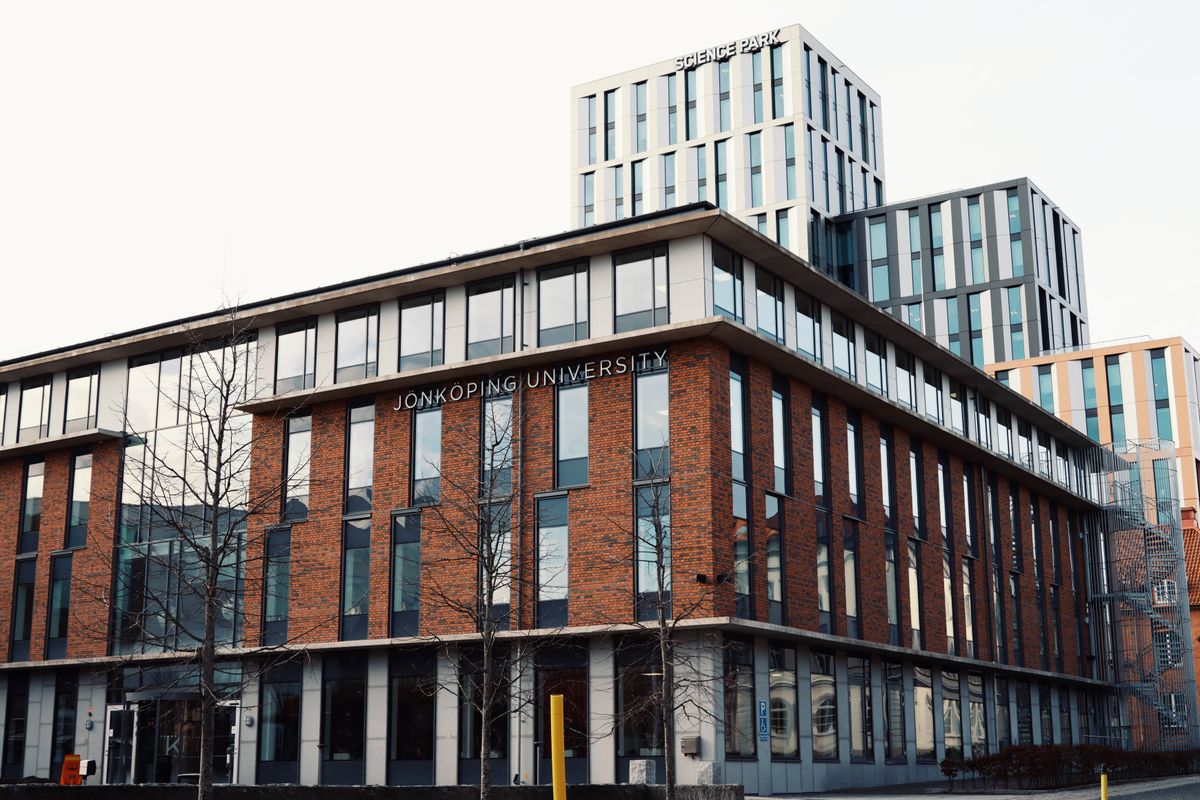 student moves in Malvern — Loaded properly: blankets, straps and a plan in Malvern