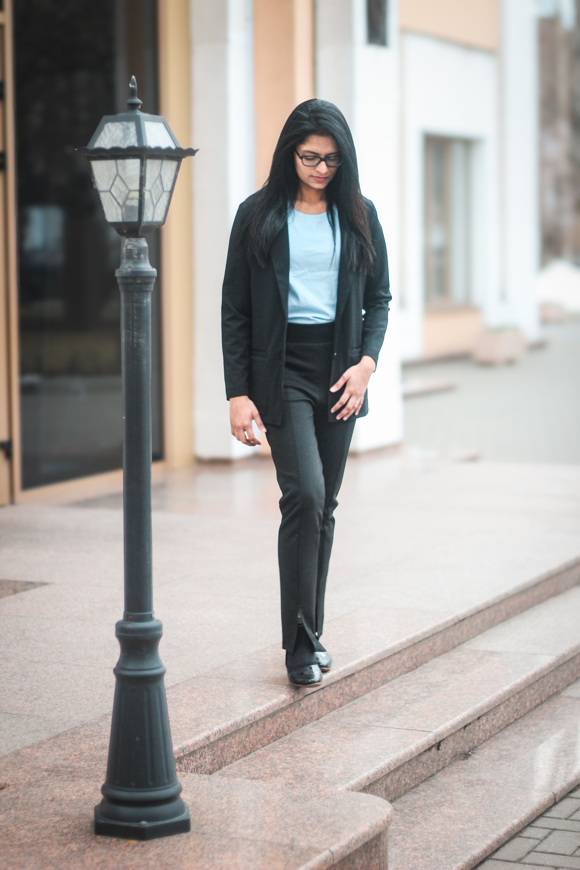 Person in business attire walking toward a courthouse entrance