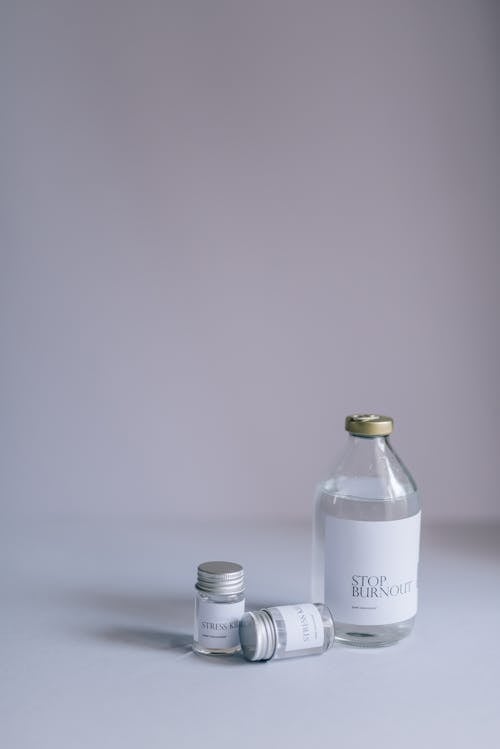 Darmowe zdjęcie z galerii z białe tło, butelki, fiolki