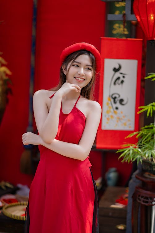 Darmowe zdjęcie z galerii z azjatka, czerwona sukienka, czerwone tło