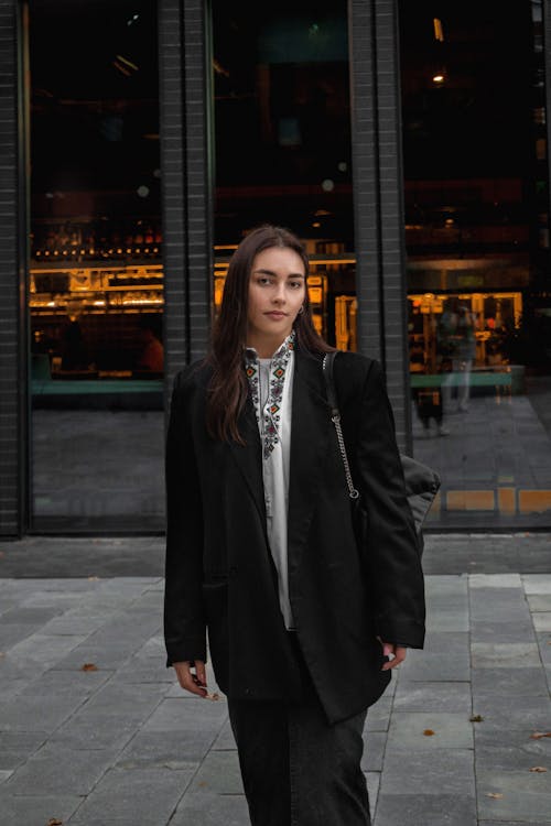 Základová fotografie zdarma na téma černá bunda, elegance, městský