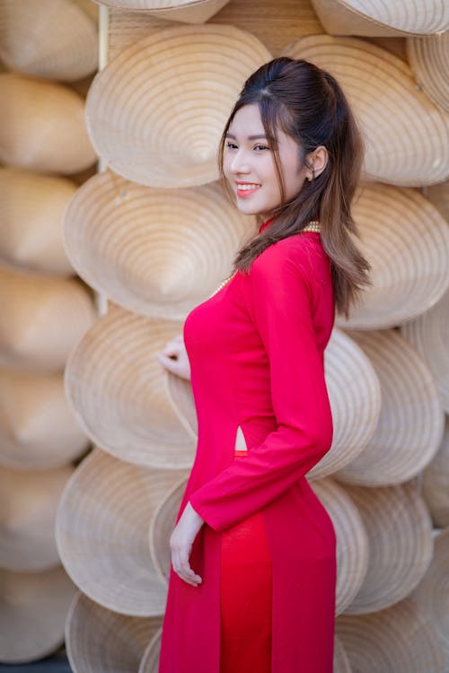 Fotobanka s bezplatnými fotkami na tému Ážijčanka, červené šaty, dlhé vlasy