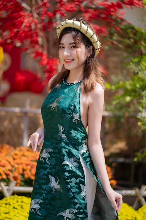Gratis lagerfoto af asiatisk kvinde, brunt hår, grøn kjole