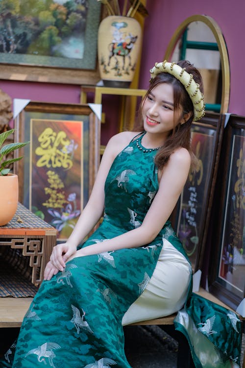 Kostnadsfri bild av asiatisk kvinna, brunt hår, grön klänning