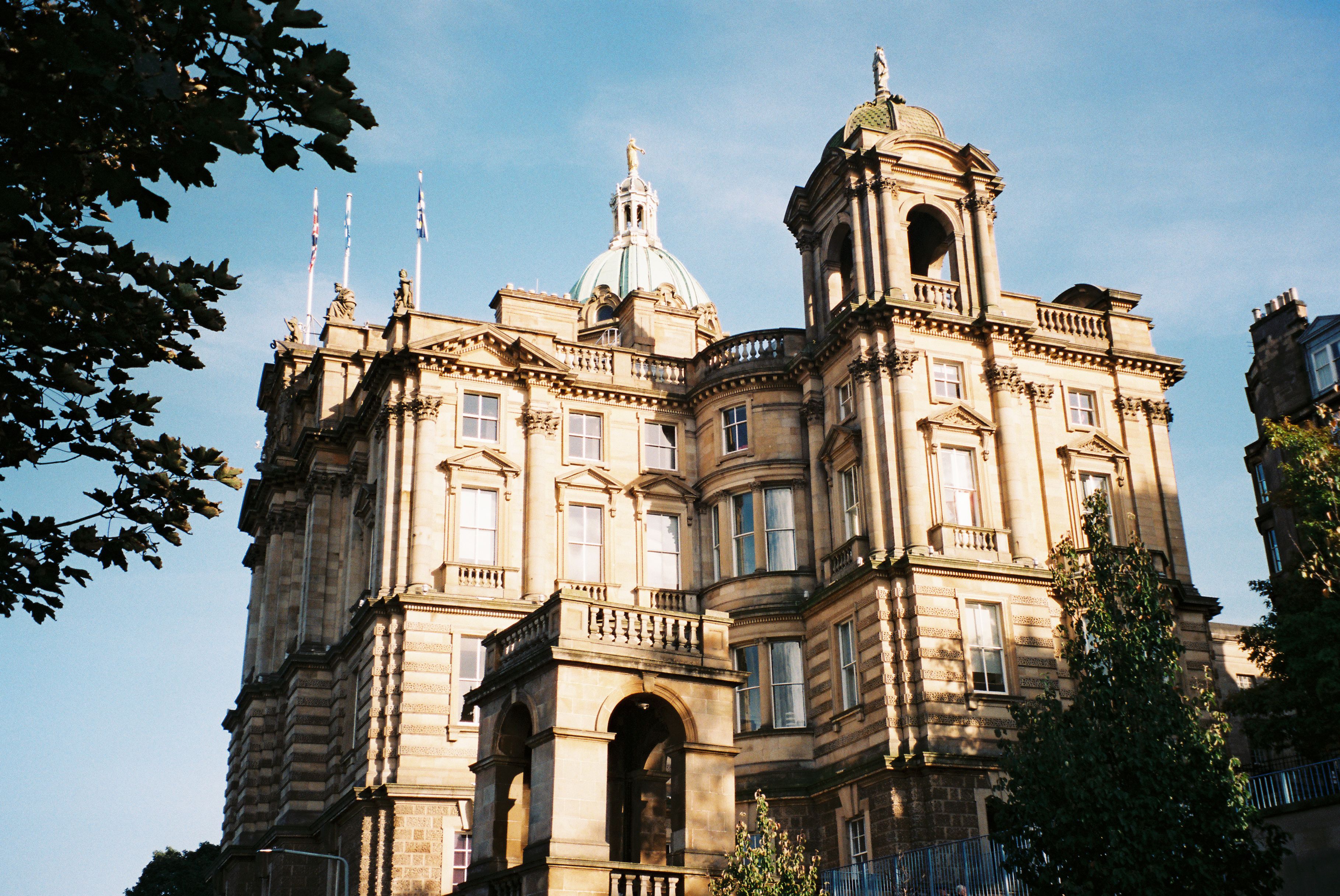 Buildings around Street in Edinburgh in Scotland · Free Stock Photo