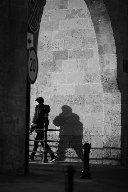 Бесплатное стоковое фото с old city, old town, shadow