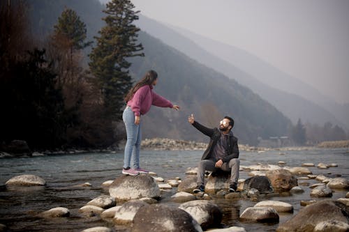 Fotos de stock gratuitas de hombre, juntos, montañas