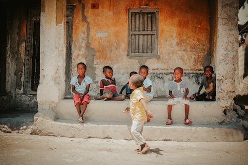 Kostenloses Stock Foto zu afrikanische kinder, barfuß, freunde