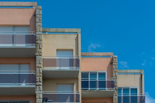 Бесплатное стоковое фото с балконы, голубое небо, город