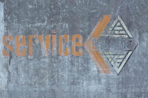 A sign that says service on a concrete wall